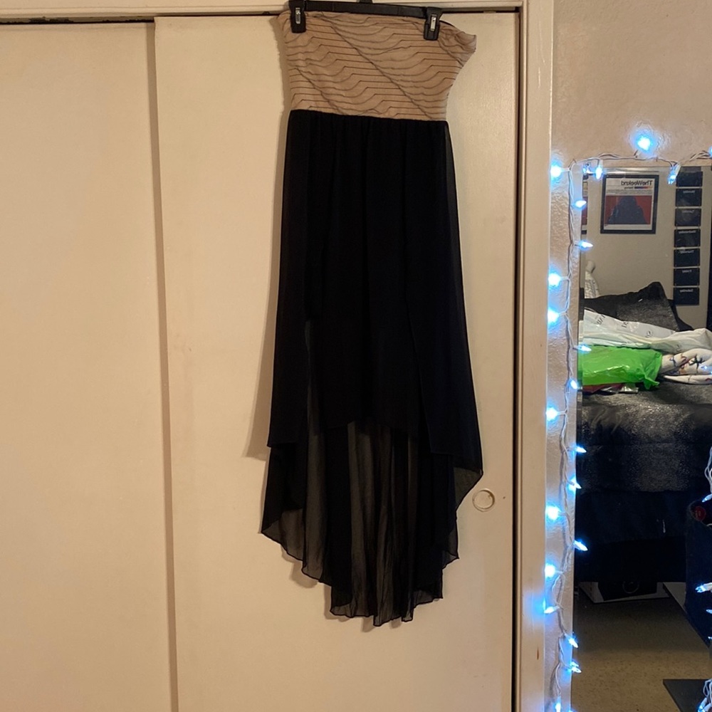 Flowy, formal, strapless dress.